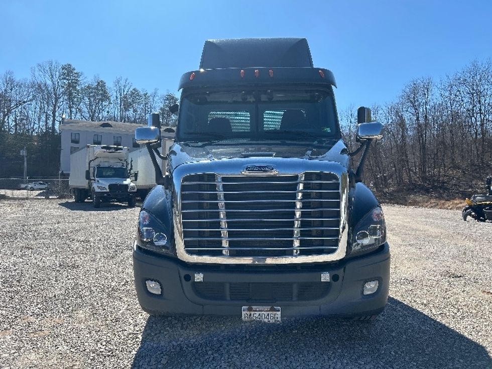 Day Cab Tractor-Heavy Duty Tractors-Freightliner-2020-Cascadia 12564ST-Cross Lanes-WV-390,599\n\t\tmiles-$ 54,000 - Image 2