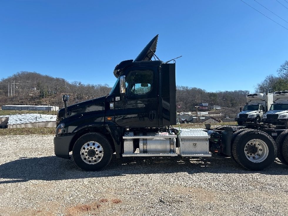 Day Cab Tractor-Heavy Duty Tractors-Freightliner-2020-Cascadia 12564ST-Cross Lanes-WV-390,599\n\t\tmiles-$ 54,000 - Image 4