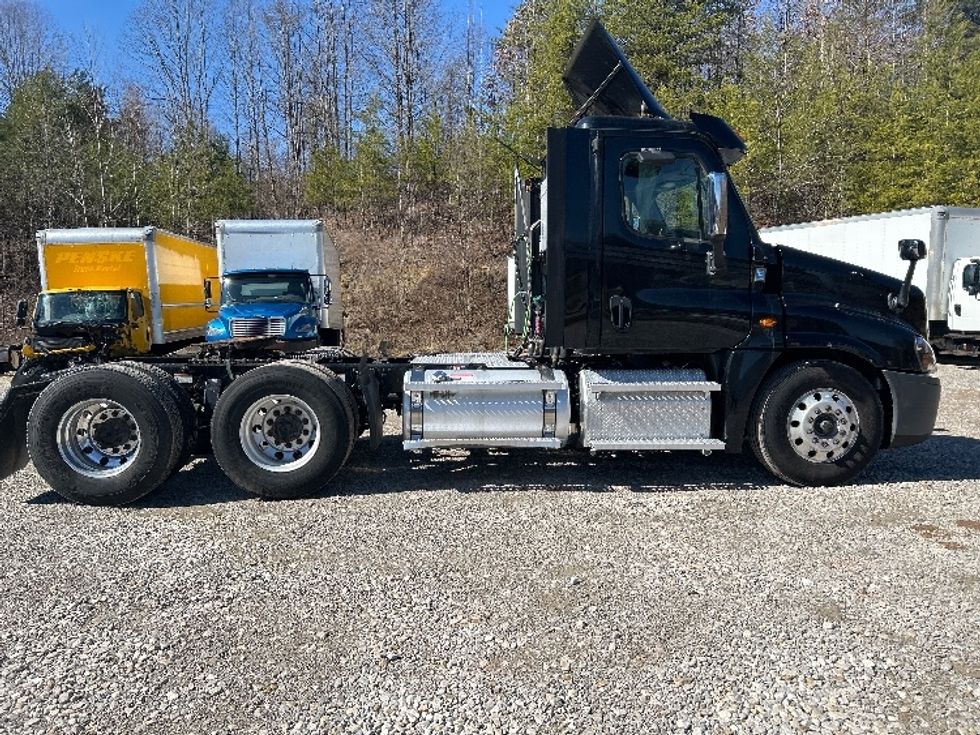 Day Cab Tractor-Heavy Duty Tractors-Freightliner-2020-Cascadia 12564ST-Cross Lanes-WV-390,599\n\t\tmiles-$ 54,000 - Image 8