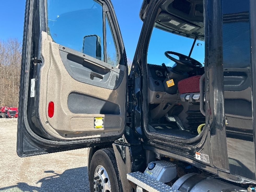 Day Cab Tractor-Heavy Duty Tractors-Freightliner-2020-Cascadia 12564ST-Cross Lanes-WV-390,599\n\t\tmiles-$ 54,000 - Image 9