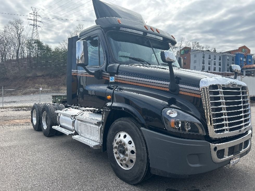 Day Cab Tractor-Heavy Duty Tractors-Freightliner-2020-Cascadia 12564ST-Cross Lanes-WV-405,555\n\t\tmiles-$ 53,250 - Image 1