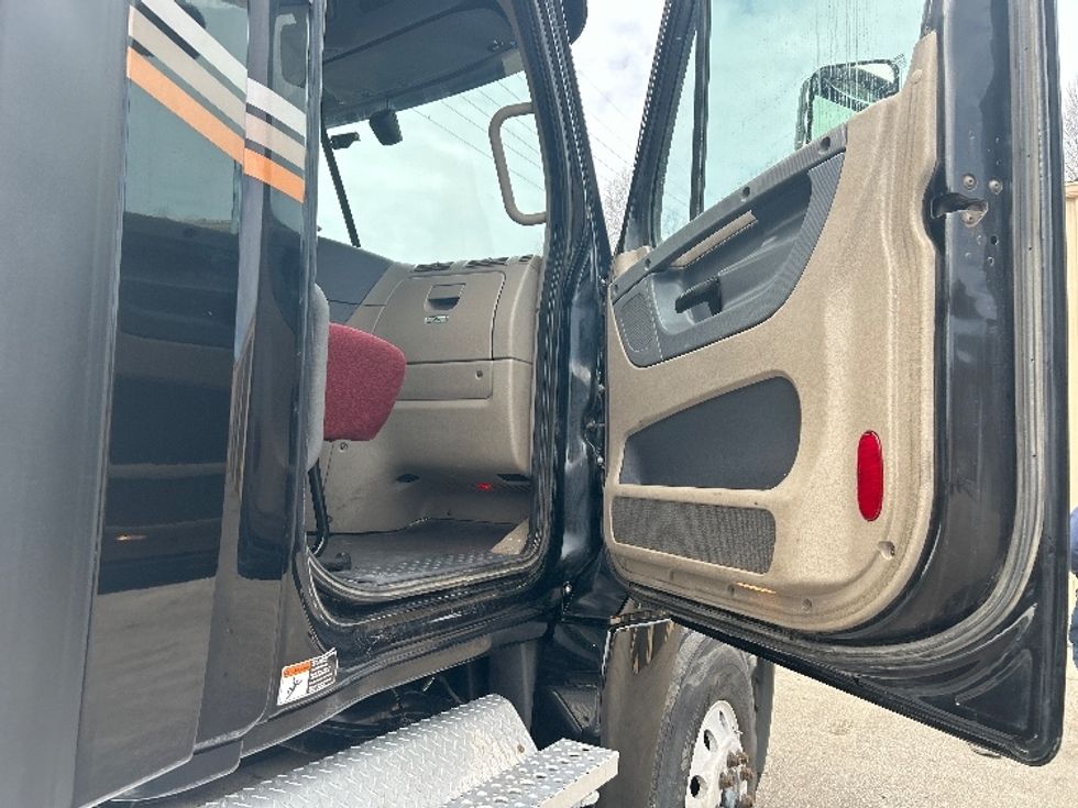 Day Cab Tractor-Heavy Duty Tractors-Freightliner-2020-Cascadia 12564ST-Cross Lanes-WV-405,555\n\t\tmiles-$ 53,250 - Image 12