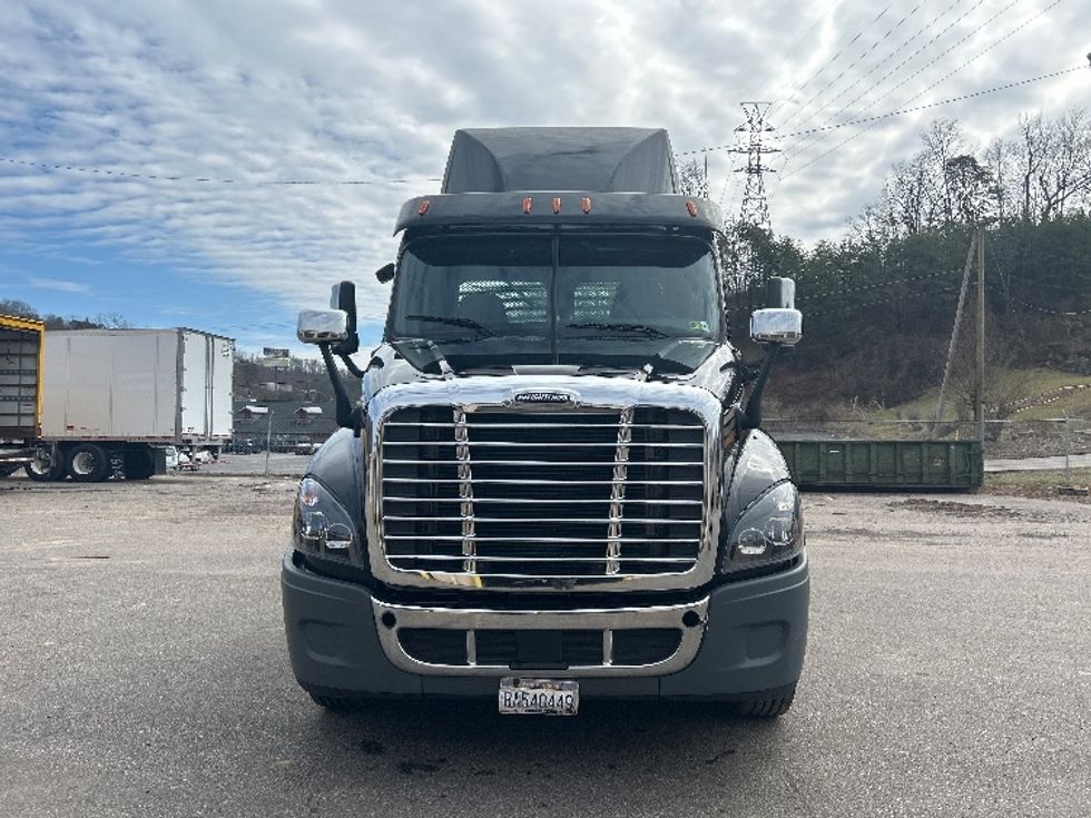 Day Cab Tractor-Heavy Duty Tractors-Freightliner-2020-Cascadia 12564ST-Cross Lanes-WV-405,555\n\t\tmiles-$ 53,250 - Image 2