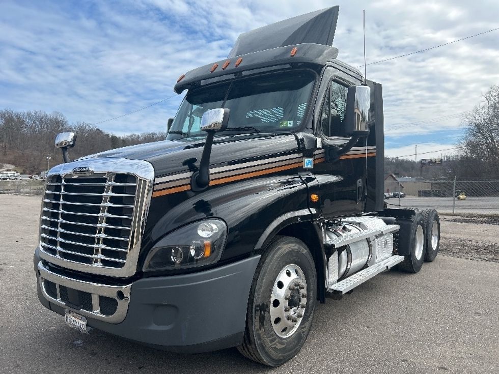 Day Cab Tractor-Heavy Duty Tractors-Freightliner-2020-Cascadia 12564ST-Cross Lanes-WV-405,555\n\t\tmiles-$ 53,250 - Image 3