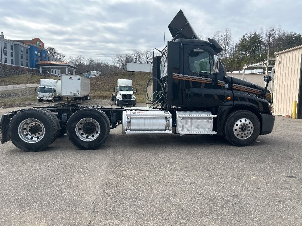 Day Cab Tractor-Heavy Duty Tractors-Freightliner-2020-Cascadia 12564ST-Cross Lanes-WV-405,555\n\t\tmiles-$ 53,250 - Image 8