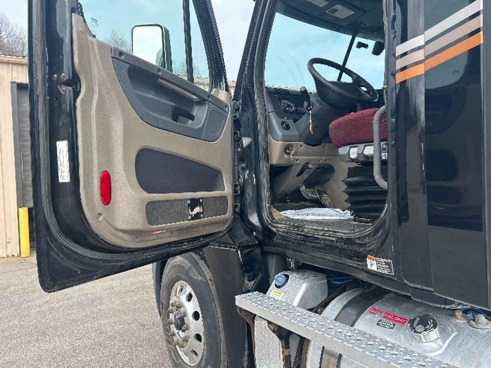 Day Cab Tractor-Heavy Duty Tractors-Freightliner-2020-Cascadia 12564ST-Cross Lanes-WV-405,555\n\t\tmiles-$ 53,250 - Image 9