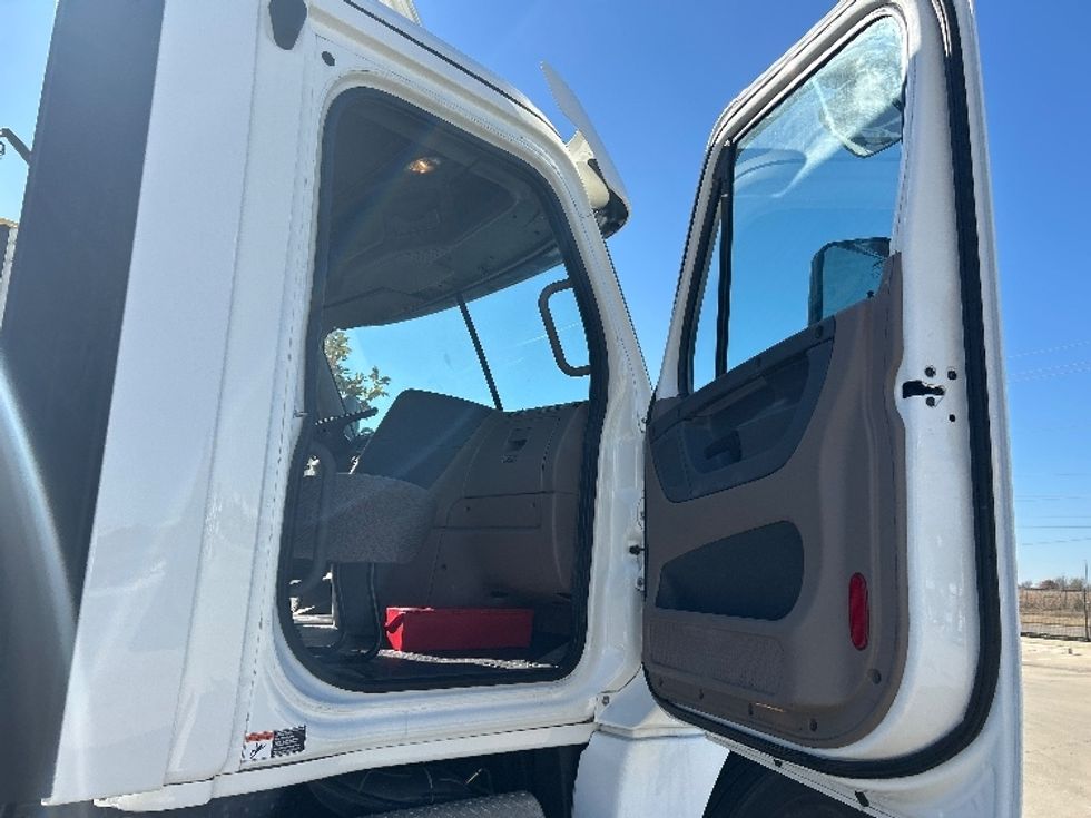 Day Cab Tractor-Heavy Duty Tractors-Freightliner-2020-Cascadia 12564ST-Dallas-TX-330,123\n\t\tmiles-$ 48,000 - Image 12