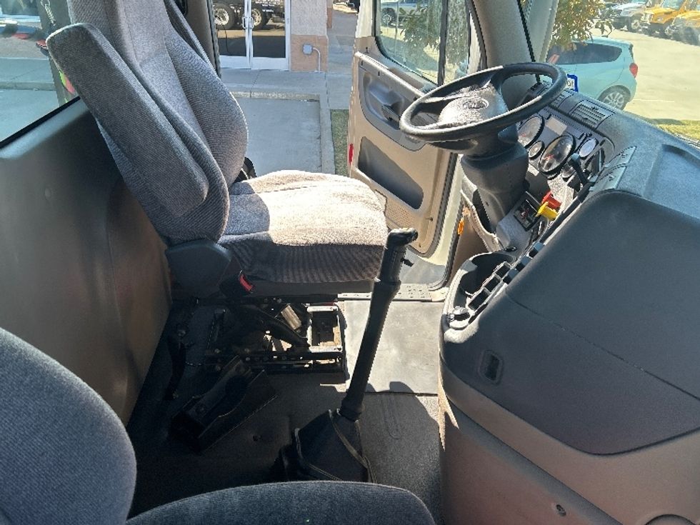 Day Cab Tractor-Heavy Duty Tractors-Freightliner-2020-Cascadia 12564ST-Dallas-TX-330,123\n\t\tmiles-$ 48,000 - Image 14