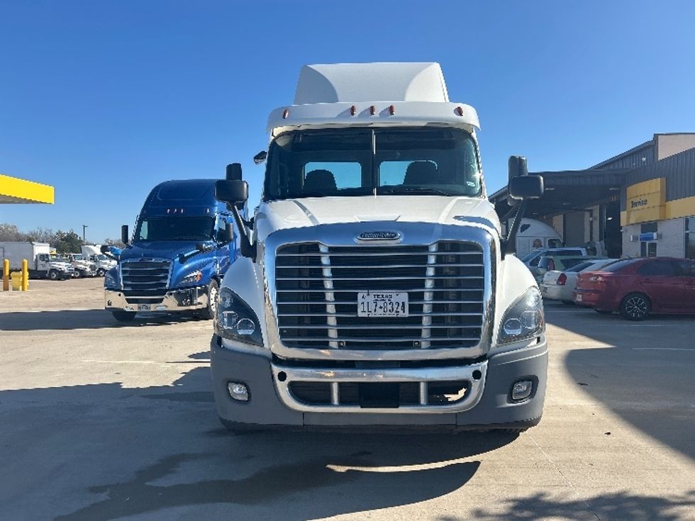 Day Cab Tractor-Heavy Duty Tractors-Freightliner-2020-Cascadia 12564ST-Dallas-TX-330,123\n\t\tmiles-$ 48,000 - Image 2