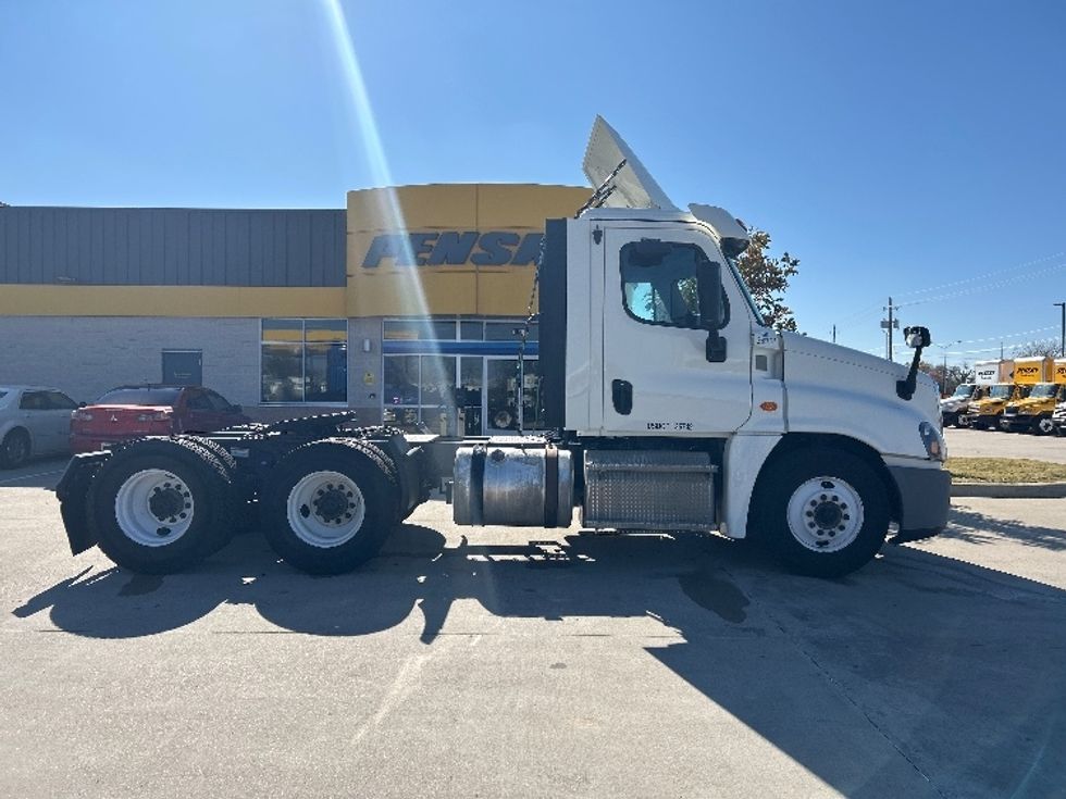 Day Cab Tractor-Heavy Duty Tractors-Freightliner-2020-Cascadia 12564ST-Dallas-TX-330,123\n\t\tmiles-$ 48,000 - Image 4