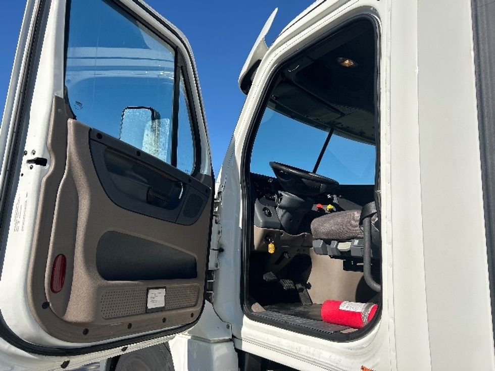 Day Cab Tractor-Heavy Duty Tractors-Freightliner-2020-Cascadia 12564ST-Dallas-TX-330,123\n\t\tmiles-$ 48,000 - Image 9