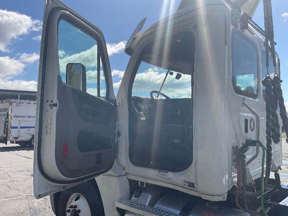 Day Cab Tractor-Heavy Duty Tractors-Freightliner-2020-Cascadia 12564ST-Dalton-GA-257,868\n\t\tmiles-$ 49,500 - Image 9