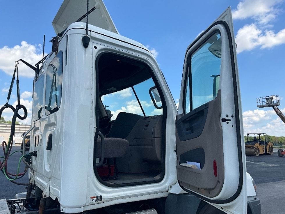 Day Cab Tractor-Heavy Duty Tractors-Freightliner-2020-Cascadia 12564ST-East Chicago-IN-356,400\n\t\tmiles-$ 62,500 - Image 12