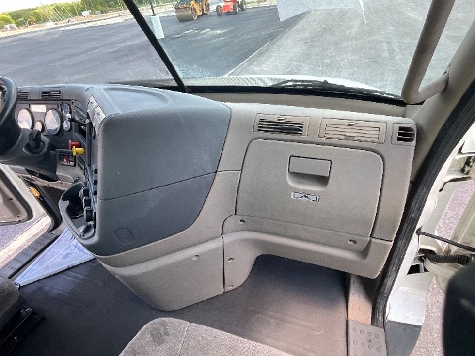 Day Cab Tractor-Heavy Duty Tractors-Freightliner-2020-Cascadia 12564ST-East Chicago-IN-356,400\n\t\tmiles-$ 62,500 - Image 13