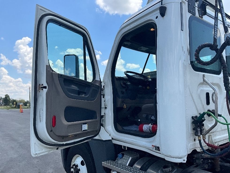 Day Cab Tractor-Heavy Duty Tractors-Freightliner-2020-Cascadia 12564ST-East Chicago-IN-356,400\n\t\tmiles-$ 62,500 - Image 9
