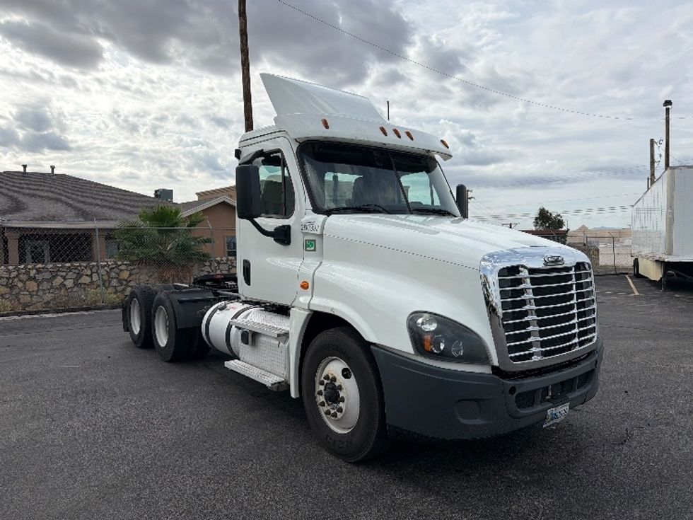 Day Cab Tractor-Heavy Duty Tractors-Freightliner-2020-Cascadia 12564ST-El Paso-TX-393,122\n\t\tmiles-$ 45,250 - Image 1