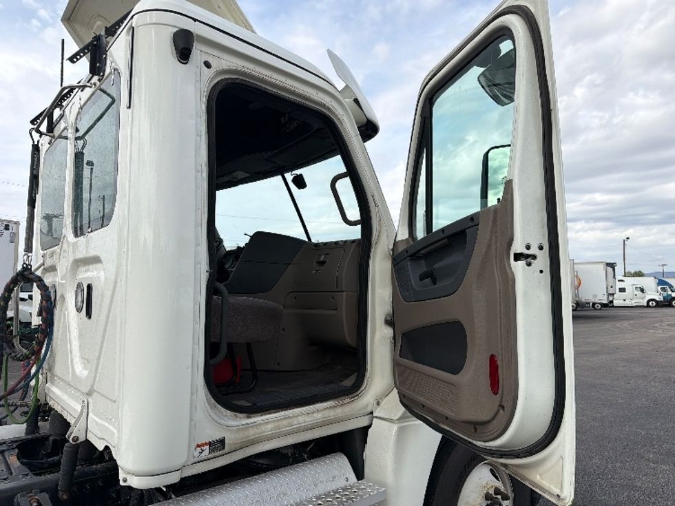 Day Cab Tractor-Heavy Duty Tractors-Freightliner-2020-Cascadia 12564ST-El Paso-TX-393,122\n\t\tmiles-$ 45,250 - Image 12