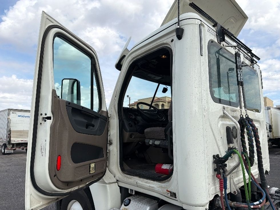 Day Cab Tractor-Heavy Duty Tractors-Freightliner-2020-Cascadia 12564ST-El Paso-TX-393,122\n\t\tmiles-$ 45,250 - Image 9