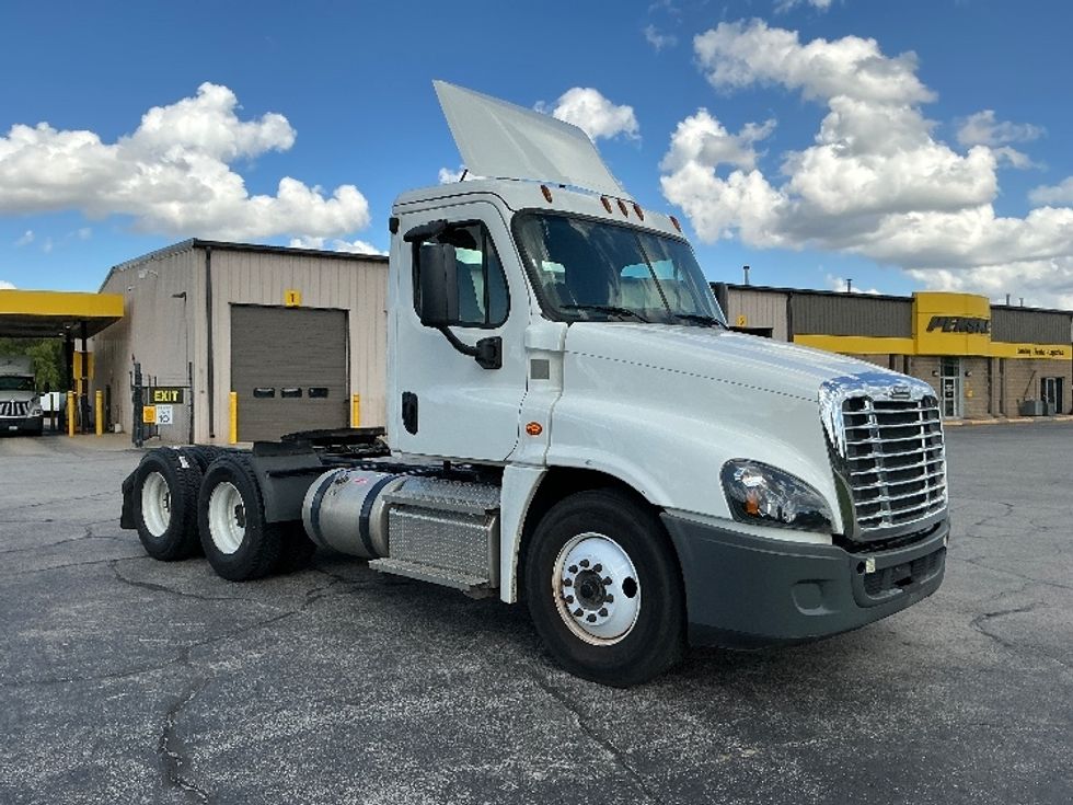 Day Cab Tractor-Heavy Duty Tractors-Freightliner-2020-Cascadia 12564ST-Elkhart-IN-95,798\n\t\tmiles-$ 61,500 - Image 1