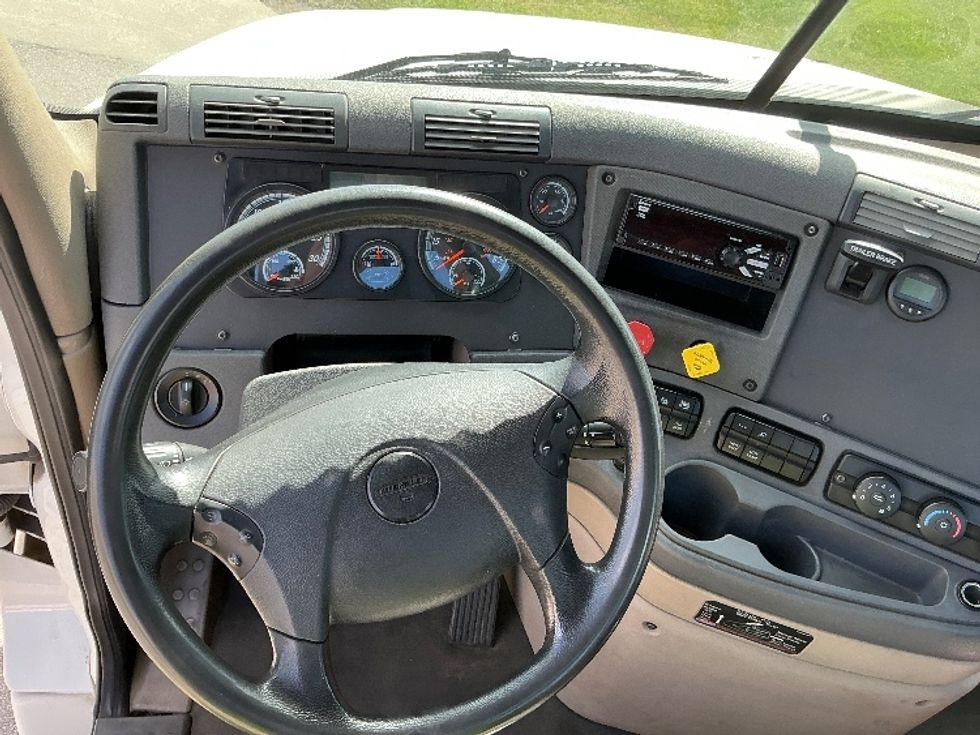 Day Cab Tractor-Heavy Duty Tractors-Freightliner-2020-Cascadia 12564ST-Elkhart-IN-95,798\n\t\tmiles-$ 61,500 - Image 11