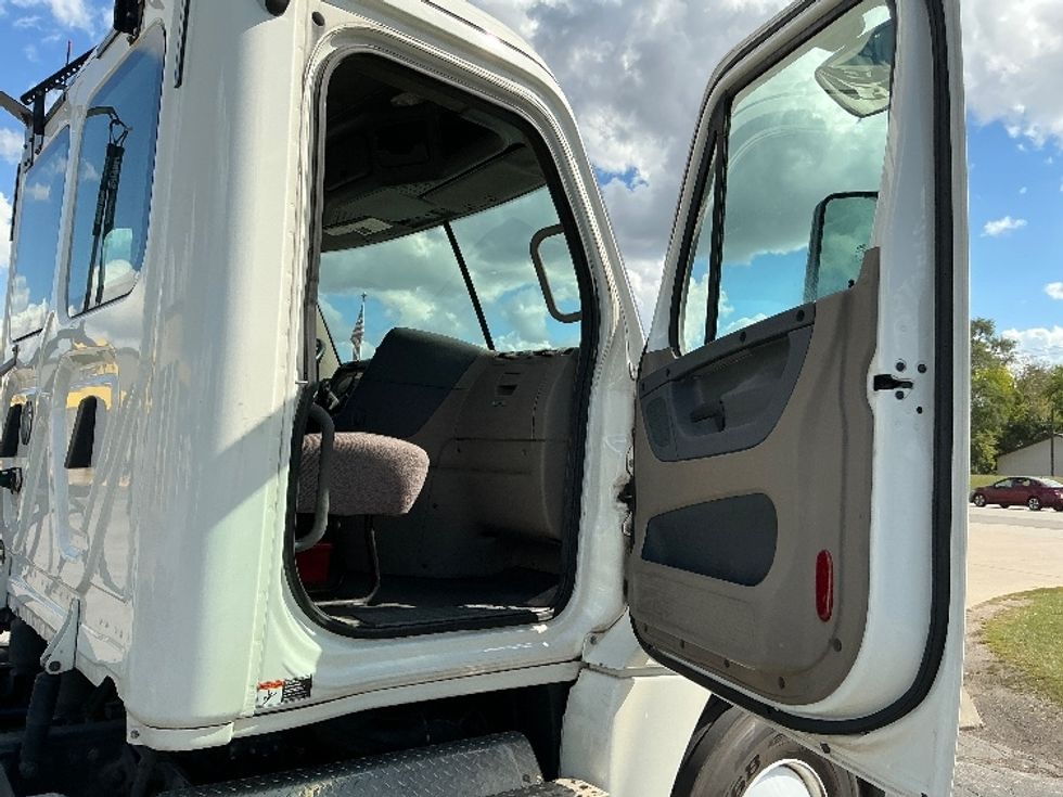 Day Cab Tractor-Heavy Duty Tractors-Freightliner-2020-Cascadia 12564ST-Elkhart-IN-95,798\n\t\tmiles-$ 61,500 - Image 12