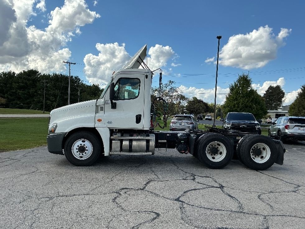 Day Cab Tractor-Heavy Duty Tractors-Freightliner-2020-Cascadia 12564ST-Elkhart-IN-95,798\n\t\tmiles-$ 61,500 - Image 4