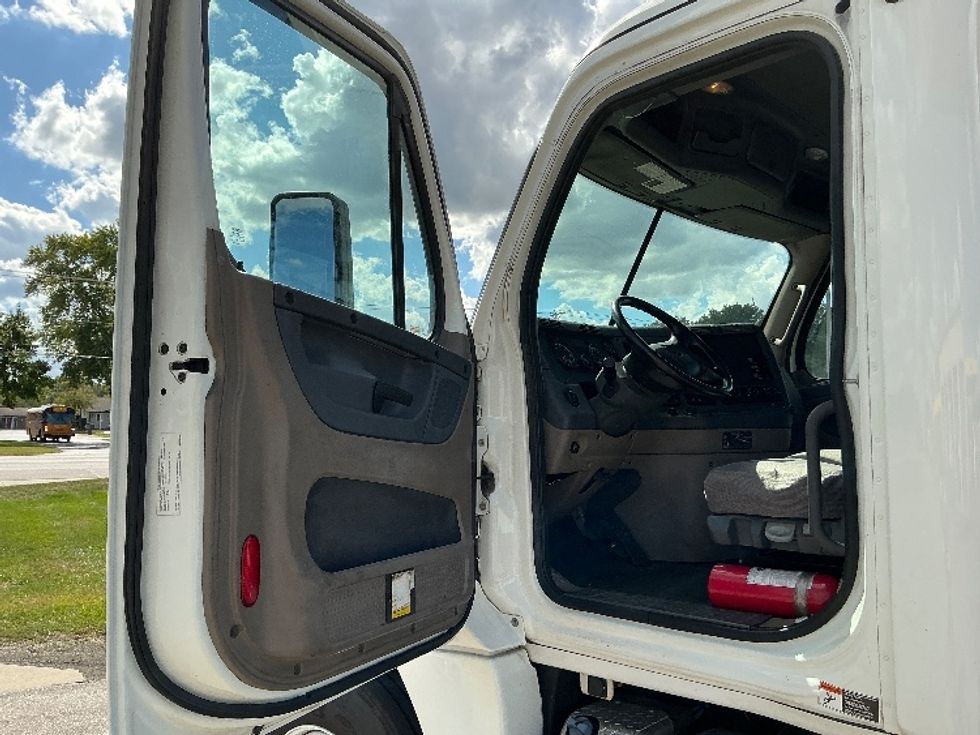 Day Cab Tractor-Heavy Duty Tractors-Freightliner-2020-Cascadia 12564ST-Elkhart-IN-95,798\n\t\tmiles-$ 61,500 - Image 9