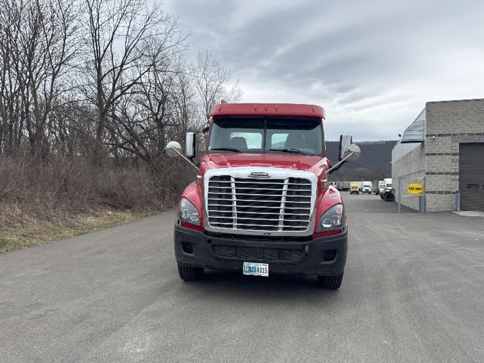 Day Cab Tractor-Heavy Duty Tractors-Freightliner-2020-Cascadia 12564ST-Elmira-NY-425,389\n\t\tmiles-$ 49,750 - Image 2