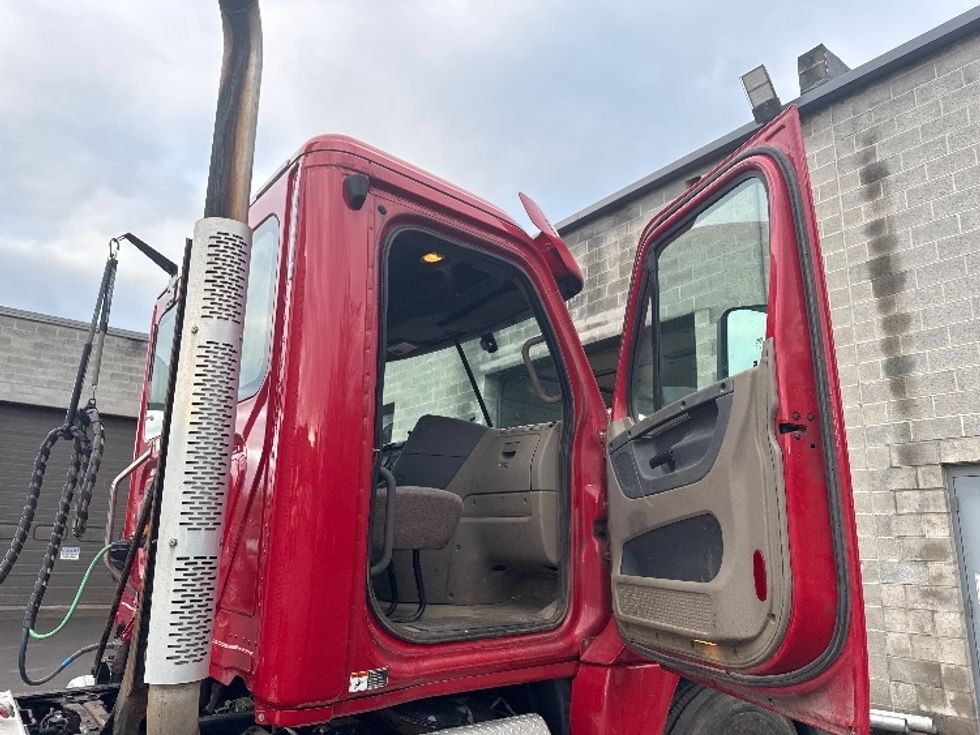 Day Cab Tractor-Heavy Duty Tractors-Freightliner-2020-Cascadia 12564ST-Elmira-NY-441,543\n\t\tmiles-$ 48,500 - Image 12