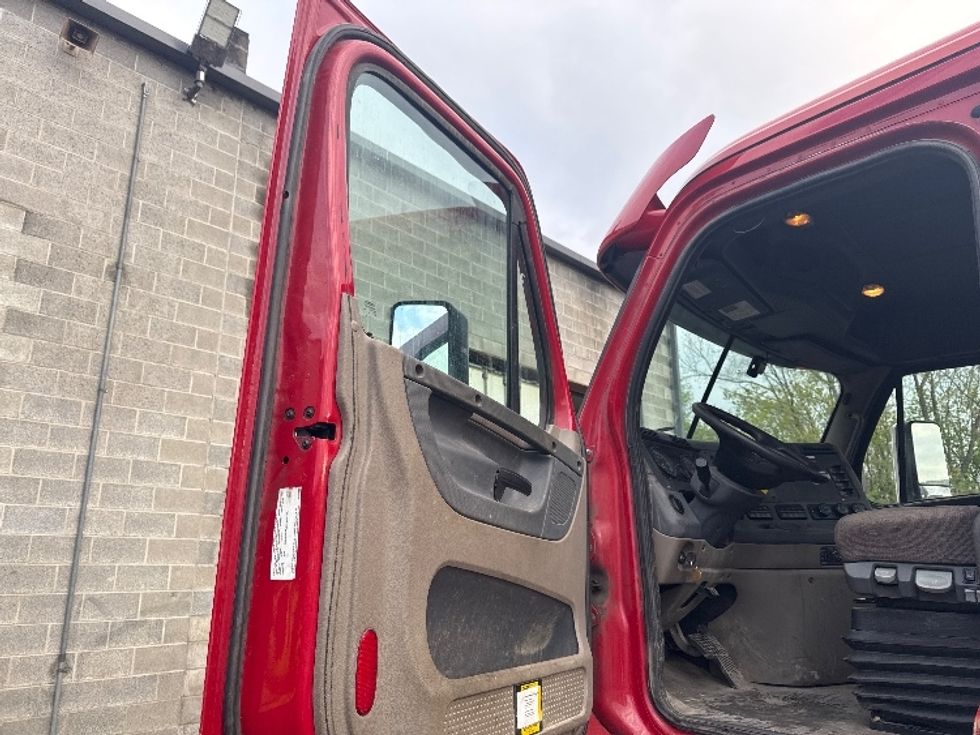 Day Cab Tractor-Heavy Duty Tractors-Freightliner-2020-Cascadia 12564ST-Elmira-NY-441,543\n\t\tmiles-$ 48,500 - Image 9