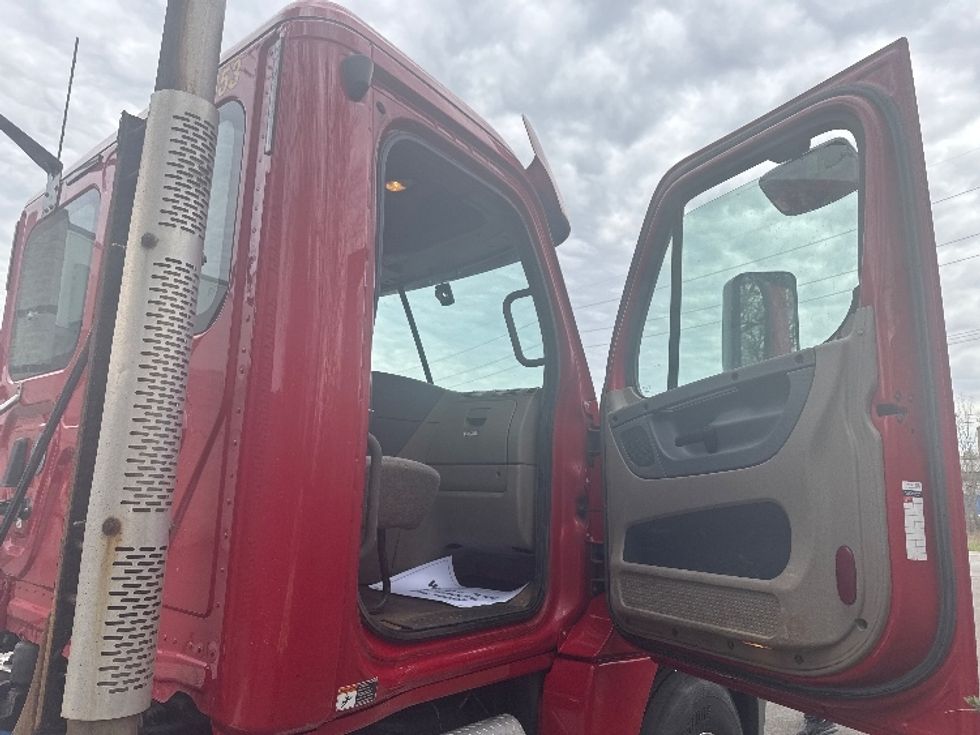 Day Cab Tractor-Heavy Duty Tractors-Freightliner-2020-Cascadia 12564ST-Elmira-NY-450,013\n\t\tmiles-$ 48,000 - Image 11