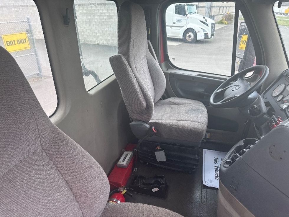 Day Cab Tractor-Heavy Duty Tractors-Freightliner-2020-Cascadia 12564ST-Elmira-NY-450,013\n\t\tmiles-$ 48,000 - Image 13