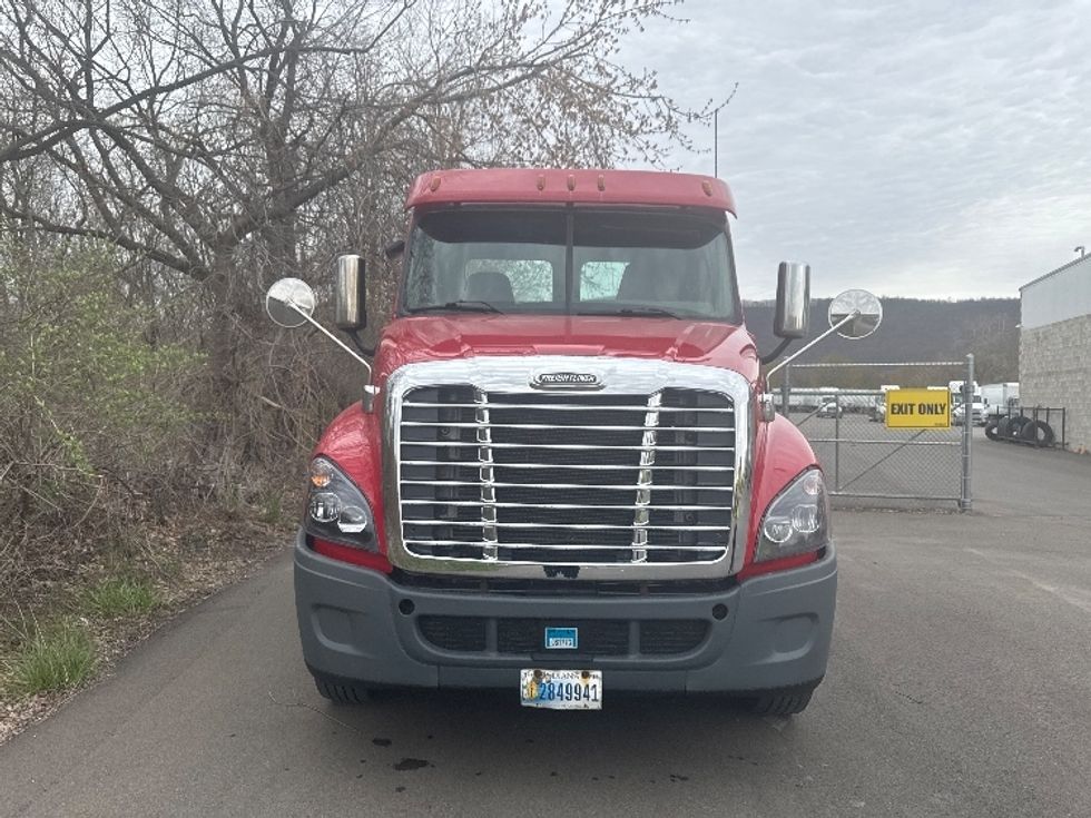 Day Cab Tractor-Heavy Duty Tractors-Freightliner-2020-Cascadia 12564ST-Elmira-NY-450,013\n\t\tmiles-$ 48,000 - Image 2