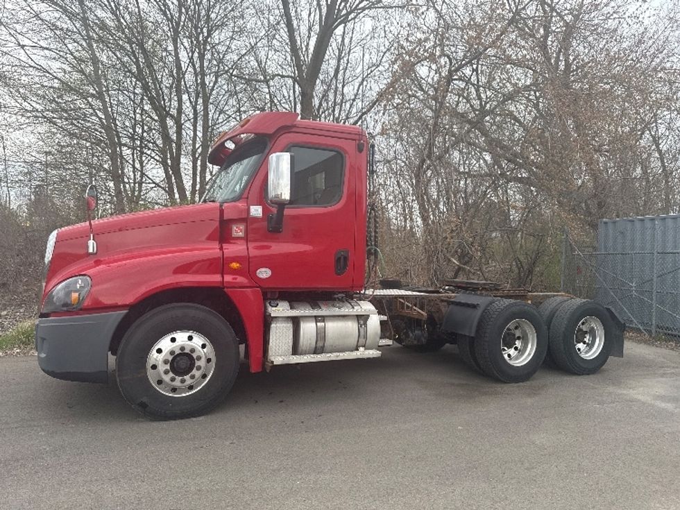 Day Cab Tractor-Heavy Duty Tractors-Freightliner-2020-Cascadia 12564ST-Elmira-NY-450,013\n\t\tmiles-$ 48,000 - Image 4