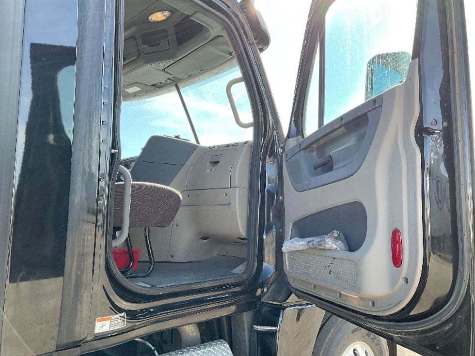 Day Cab Tractor-Heavy Duty Tractors-Freightliner-2020-Cascadia 12564ST-Flint-MI-245,787\n\t\tmiles-$ 43,500 - Image 12