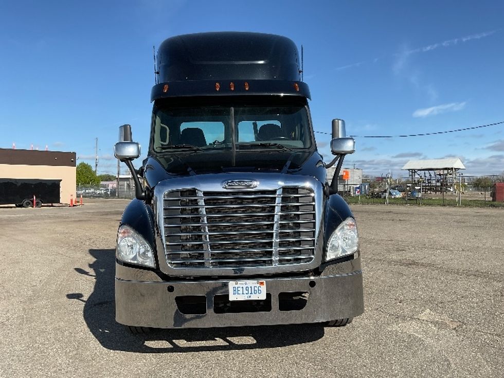 Day Cab Tractor-Heavy Duty Tractors-Freightliner-2020-Cascadia 12564ST-Flint-MI-245,787\n\t\tmiles-$ 43,500 - Image 2