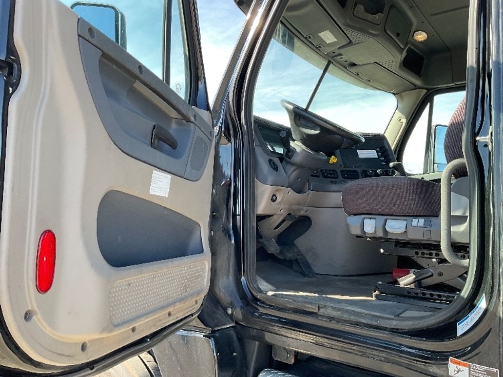 Day Cab Tractor-Heavy Duty Tractors-Freightliner-2020-Cascadia 12564ST-Flint-MI-245,787\n\t\tmiles-$ 43,500 - Image 9