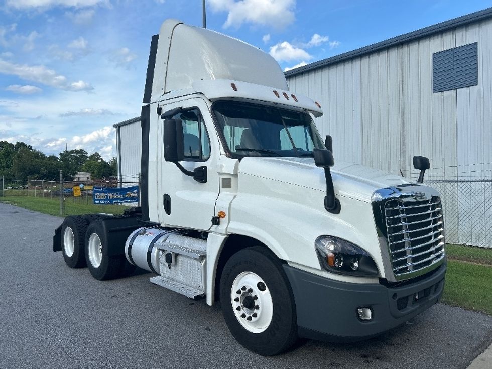 Day Cab Tractor-Heavy Duty Tractors-Freightliner-2020-Cascadia 12564ST-Florence-SC-379,449\n\t\tmiles-$ 46,500 - Image 1