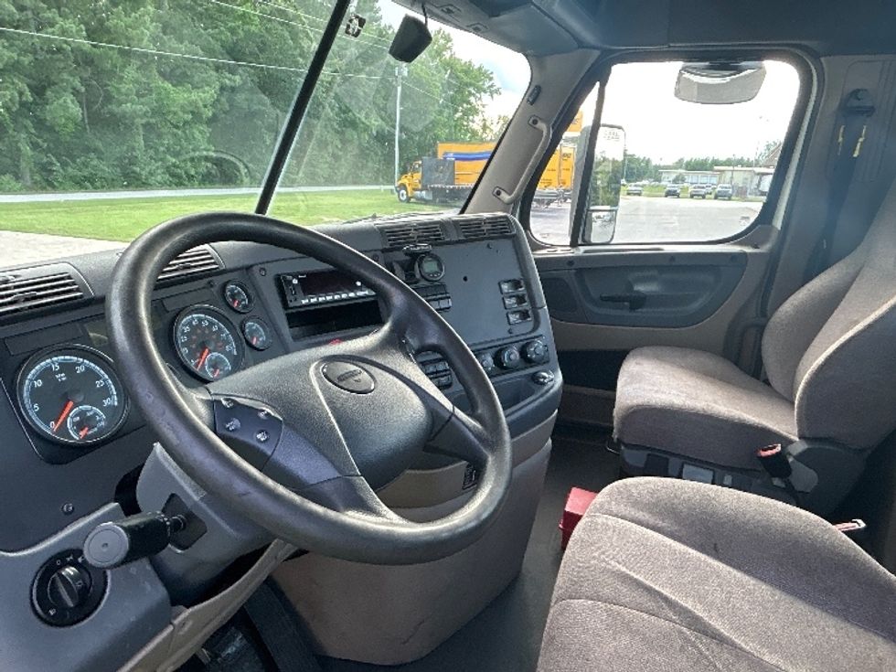 Day Cab Tractor-Heavy Duty Tractors-Freightliner-2020-Cascadia 12564ST-Florence-SC-379,449\n\t\tmiles-$ 46,500 - Image 10