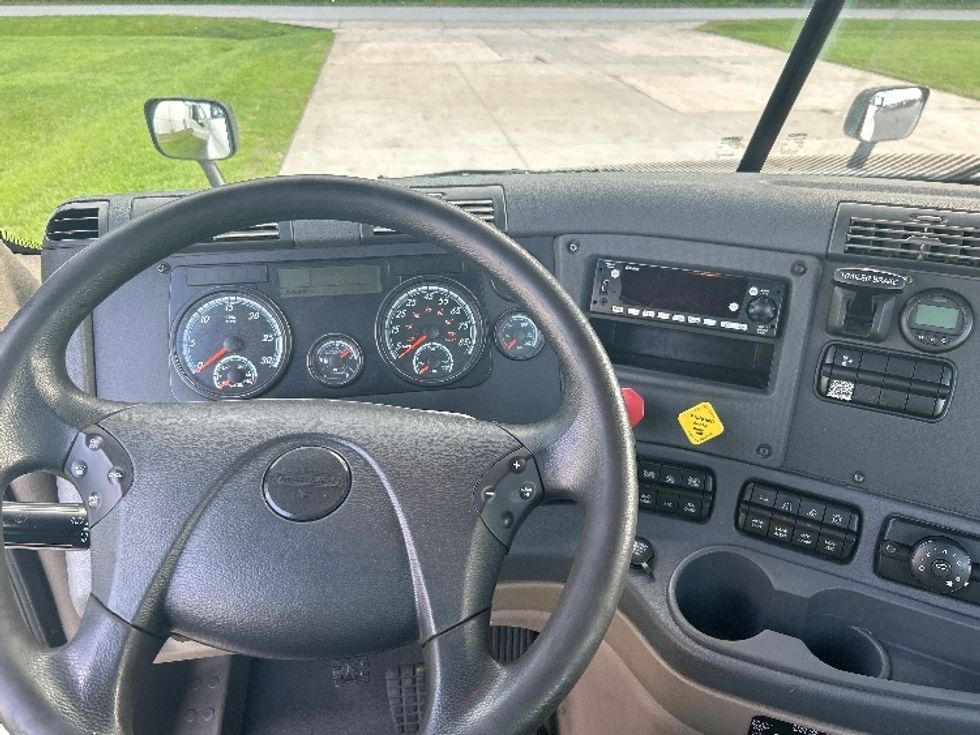 Day Cab Tractor-Heavy Duty Tractors-Freightliner-2020-Cascadia 12564ST-Florence-SC-379,449\n\t\tmiles-$ 46,500 - Image 11