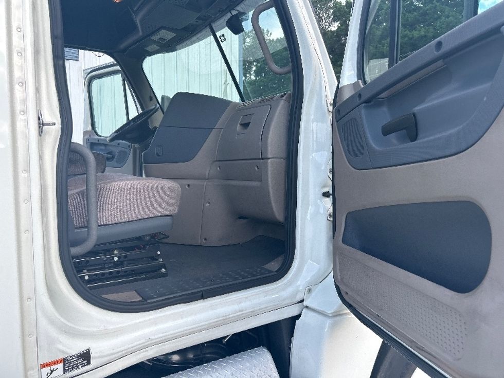 Day Cab Tractor-Heavy Duty Tractors-Freightliner-2020-Cascadia 12564ST-Florence-SC-379,449\n\t\tmiles-$ 46,500 - Image 12