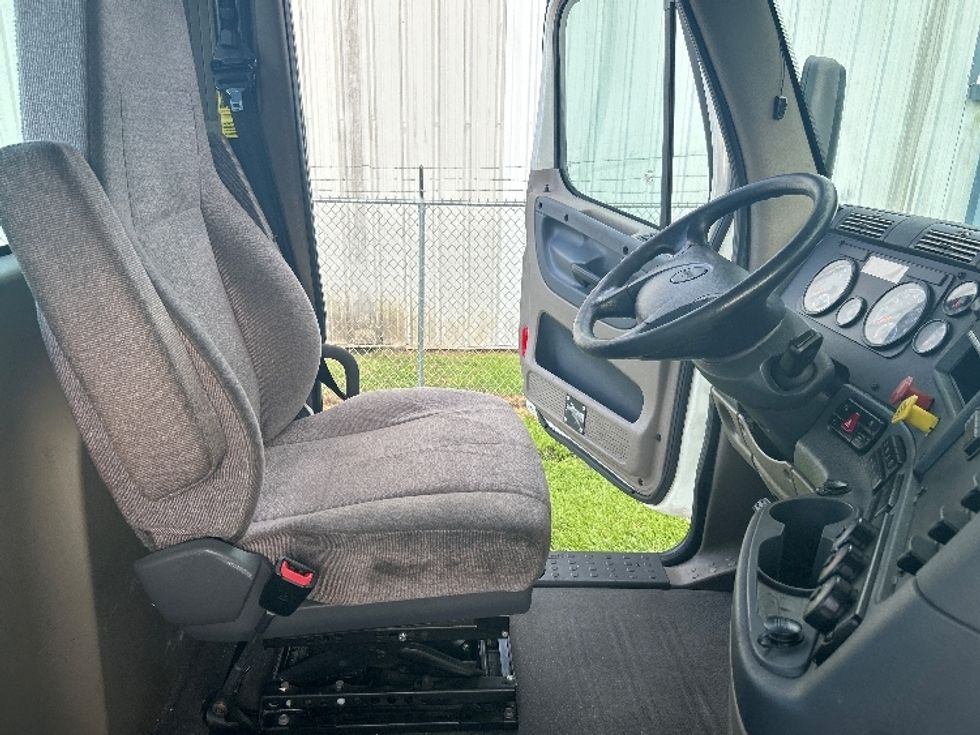 Day Cab Tractor-Heavy Duty Tractors-Freightliner-2020-Cascadia 12564ST-Florence-SC-379,449\n\t\tmiles-$ 46,500 - Image 14