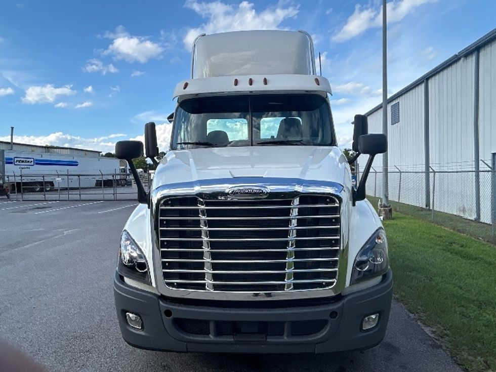 Day Cab Tractor-Heavy Duty Tractors-Freightliner-2020-Cascadia 12564ST-Florence-SC-379,449\n\t\tmiles-$ 46,500 - Image 2