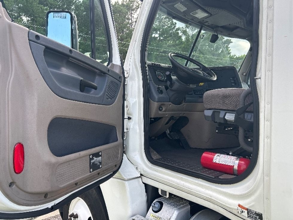 Day Cab Tractor-Heavy Duty Tractors-Freightliner-2020-Cascadia 12564ST-Florence-SC-379,449\n\t\tmiles-$ 46,500 - Image 9
