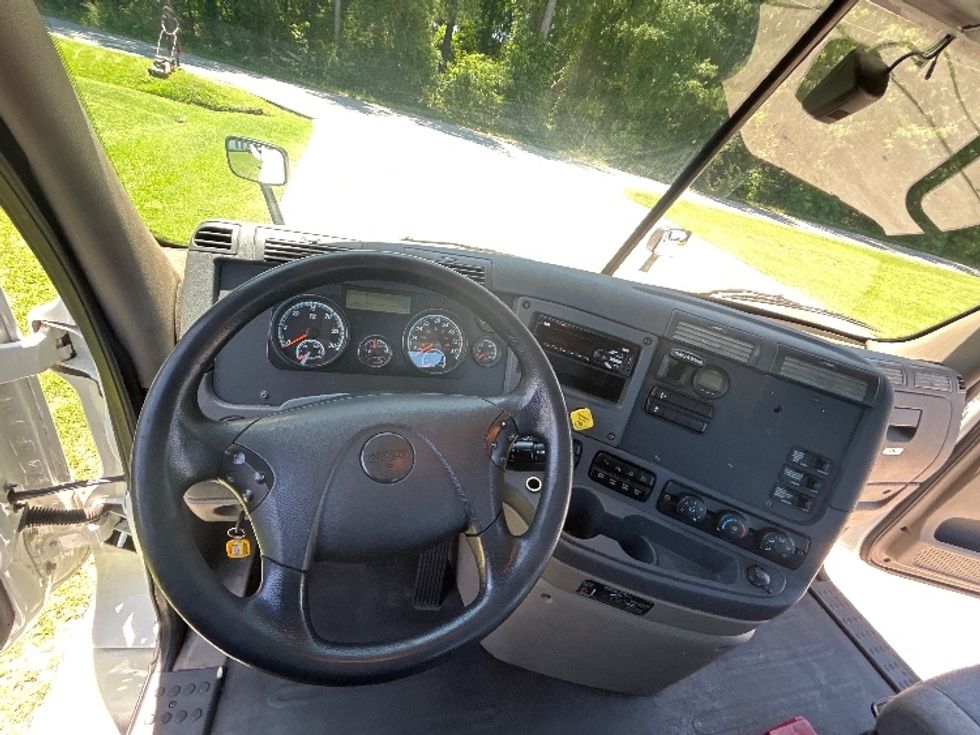 Day Cab Tractor-Heavy Duty Tractors-Freightliner-2020-Cascadia 12564ST-Florence-SC-472,774\n\t\tmiles-$ 38,250 - Image 11