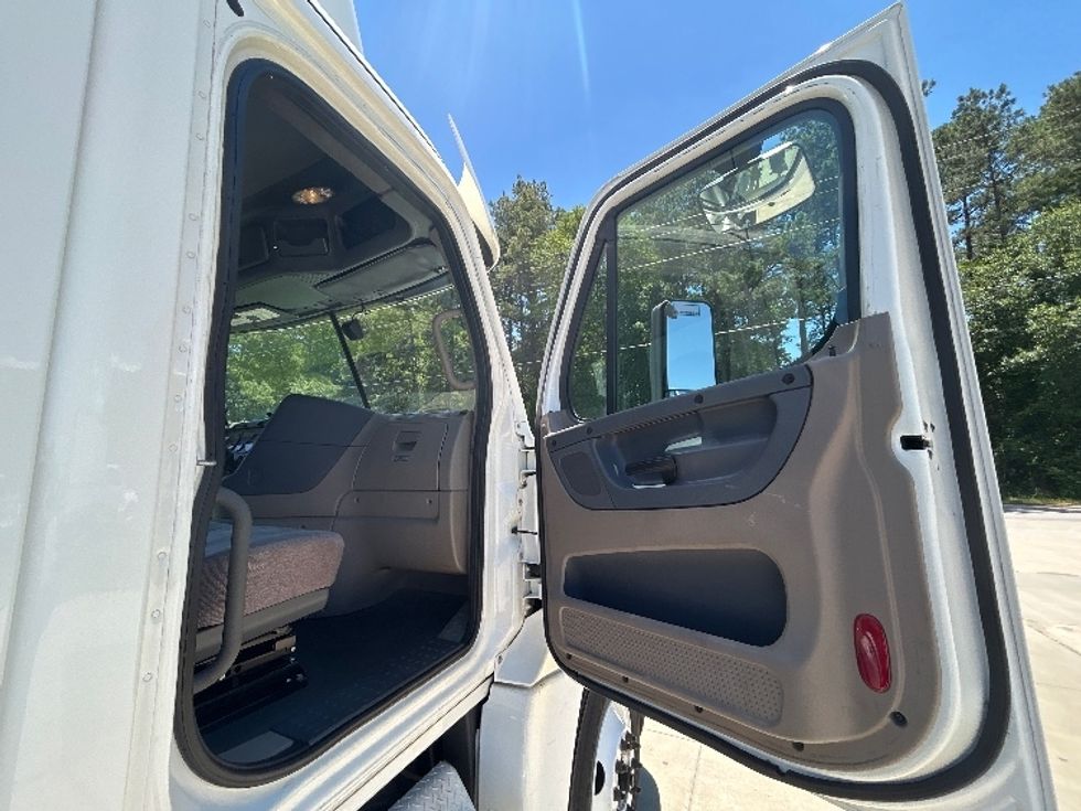 Day Cab Tractor-Heavy Duty Tractors-Freightliner-2020-Cascadia 12564ST-Florence-SC-472,774\n\t\tmiles-$ 38,250 - Image 12