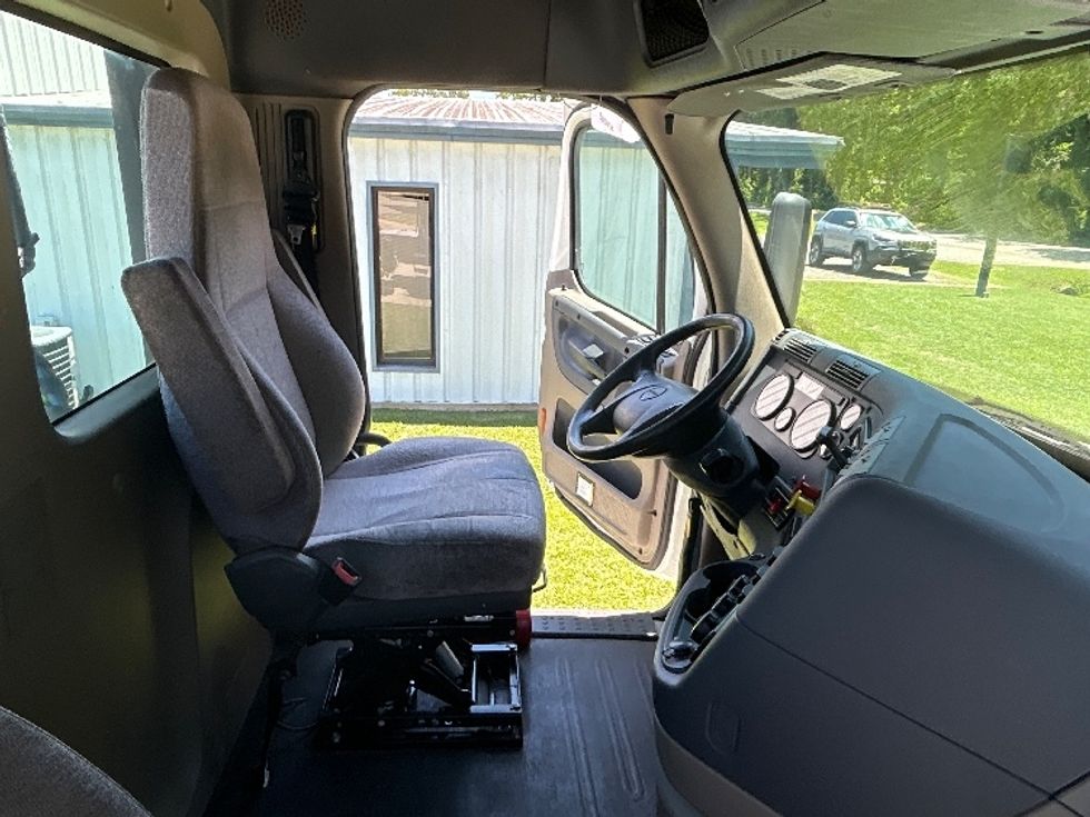 Day Cab Tractor-Heavy Duty Tractors-Freightliner-2020-Cascadia 12564ST-Florence-SC-472,774\n\t\tmiles-$ 38,250 - Image 14