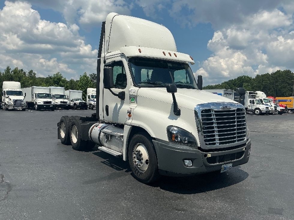 Day Cab Tractor-Heavy Duty Tractors-Freightliner-2020-Cascadia 12564ST-Forest Park-GA-348,768\n\t\tmiles-$ 42,250 - Image 1