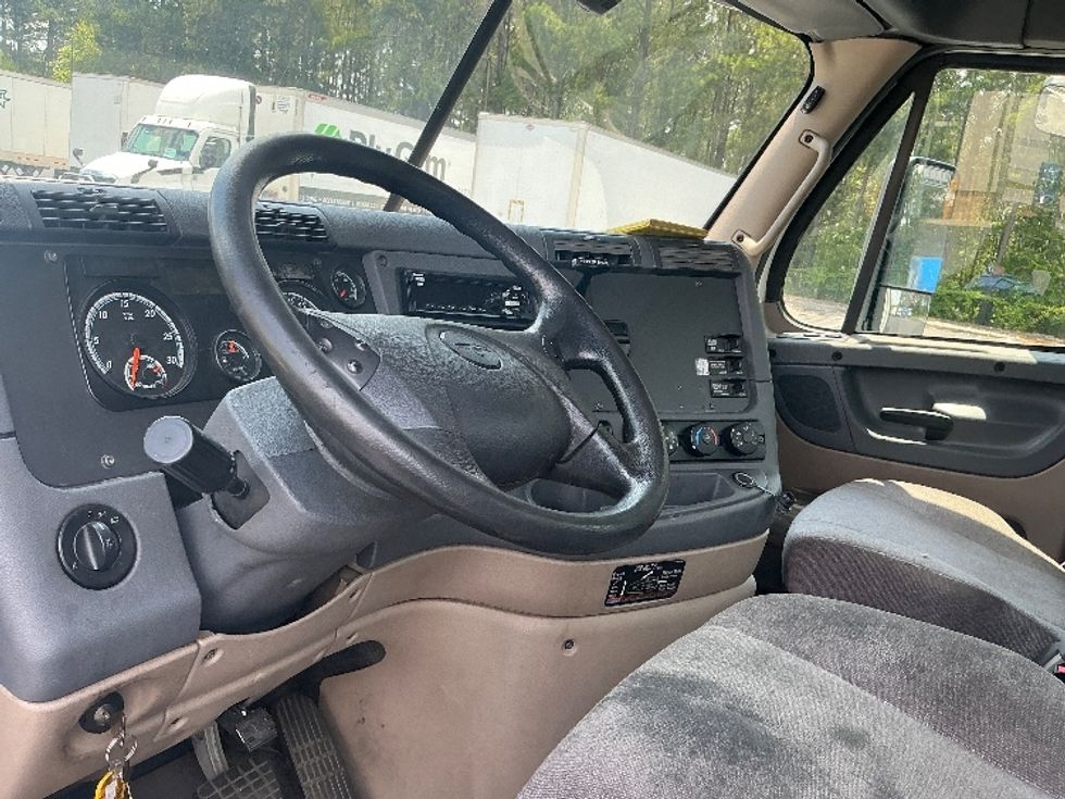 Day Cab Tractor-Heavy Duty Tractors-Freightliner-2020-Cascadia 12564ST-Forest Park-GA-348,768\n\t\tmiles-$ 42,250 - Image 10