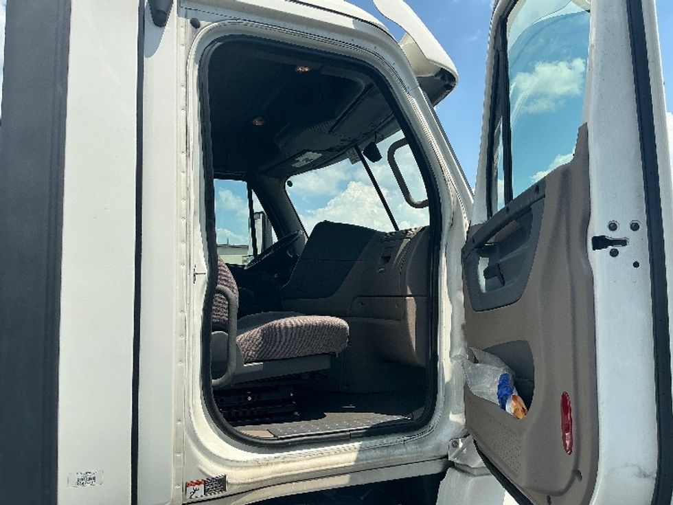 Day Cab Tractor-Heavy Duty Tractors-Freightliner-2020-Cascadia 12564ST-Forest Park-GA-348,768\n\t\tmiles-$ 42,250 - Image 12